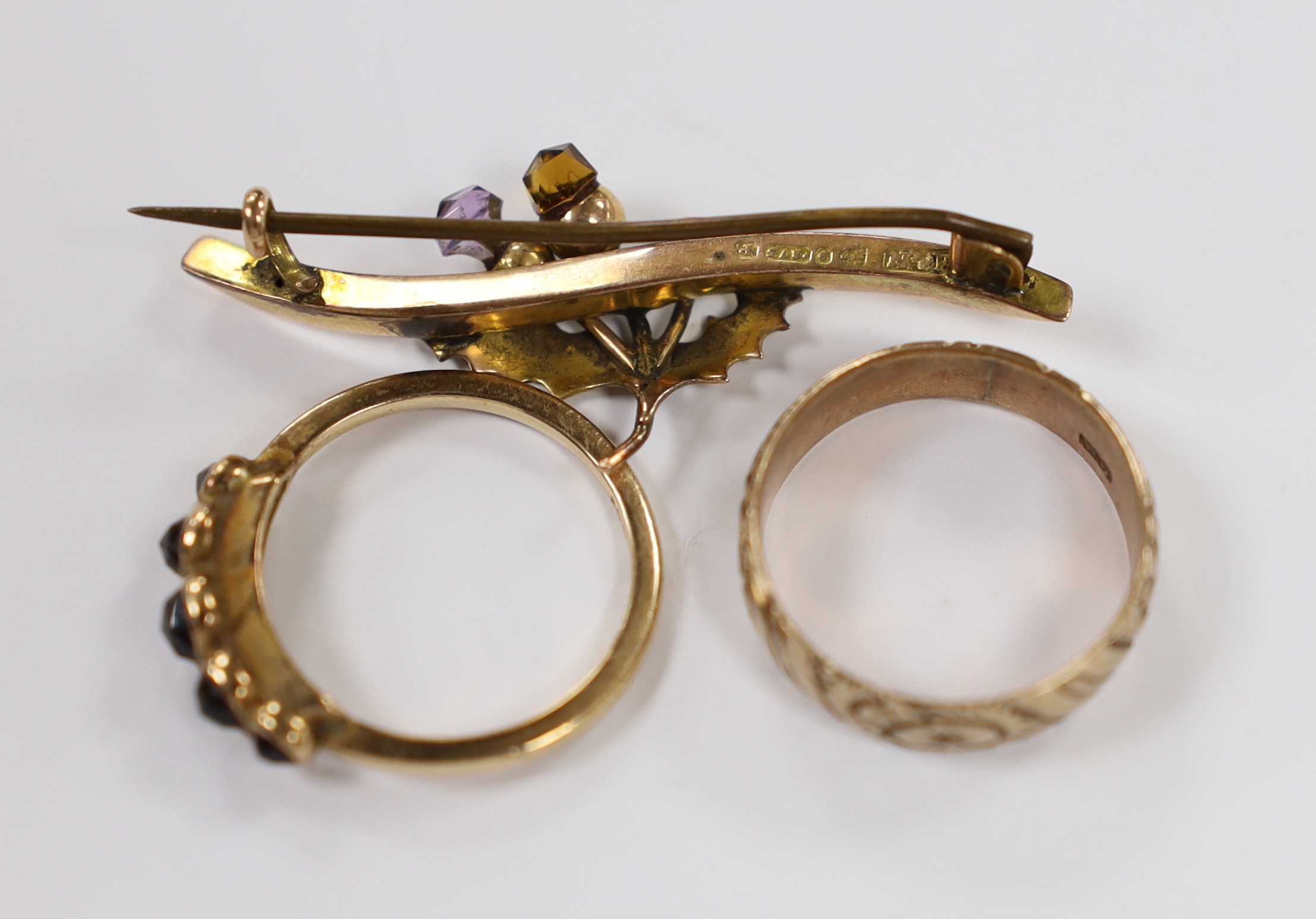 A 9ct and graduated five stone facetted garnet set ring, an engraved 9ct gold band and a 9ct gold and gem set bar brooch (stone missing), gross weight 8.5 grams.